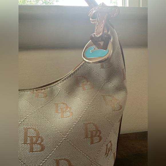 Dooney&Bourke light blue zippered bucket handbag with belt style strap - Picture 11 of 16